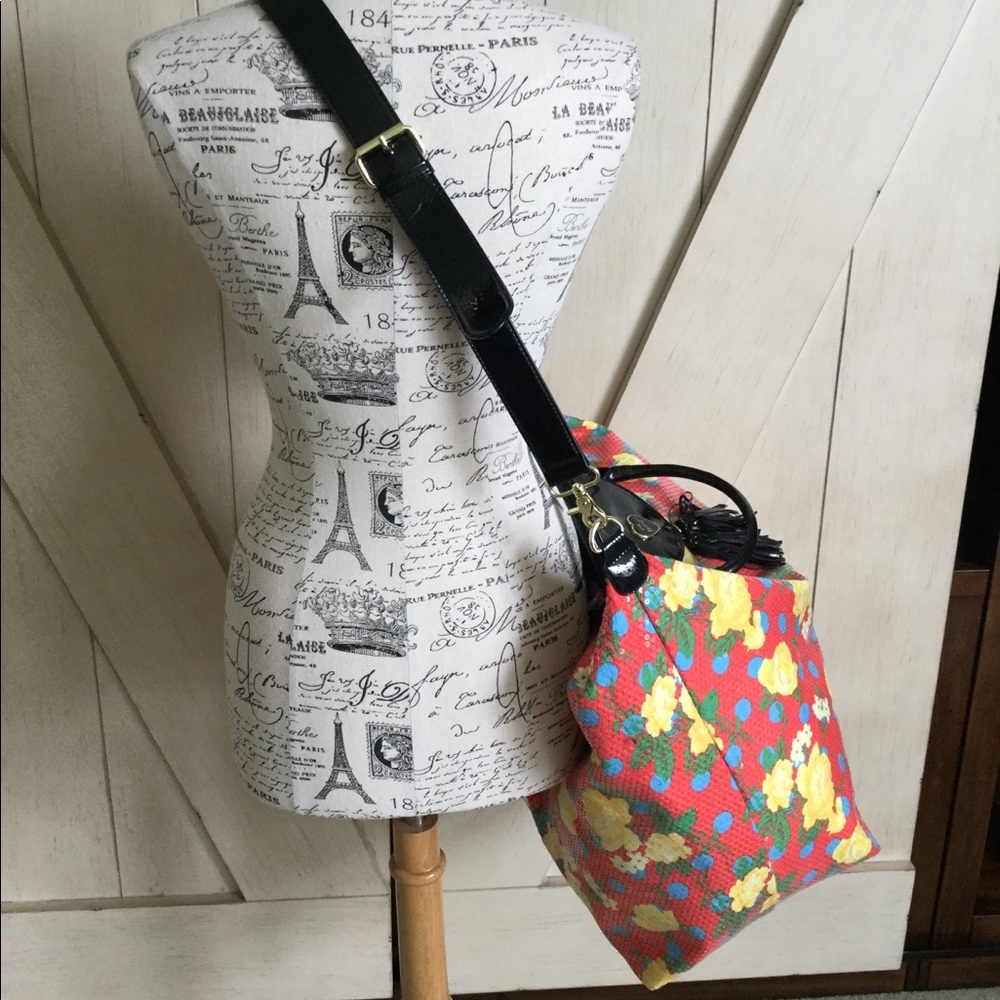 🌺🌼Betsey Johnson Floral Sequin Travel Bag🌼🌺 - Picture 5 of 8